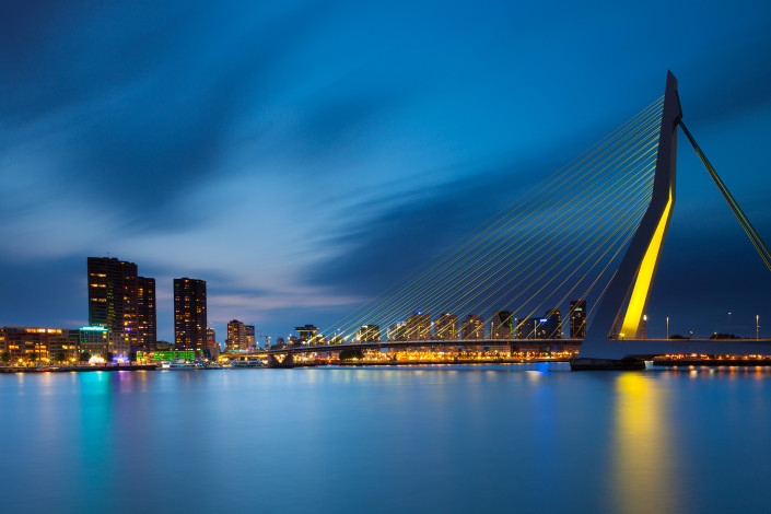 Een sityscape van Rotterdam met de Erasmusbrug