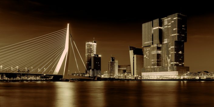Foto-Erasmusbrug-Rotterdam-skyline-stad