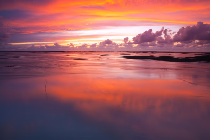 Een mooie wolkenlucht met avondrood bij de Waddenzee