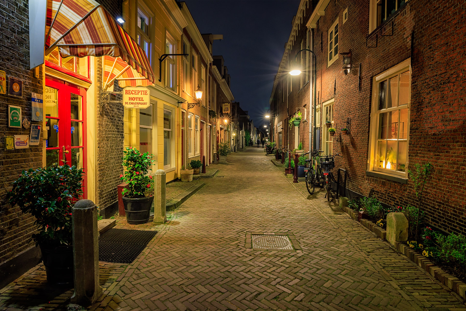 De Trompetstraat in Delft met zijn mooie oude karakteristieke huisjes. De foto is 'snachts gemaakt.