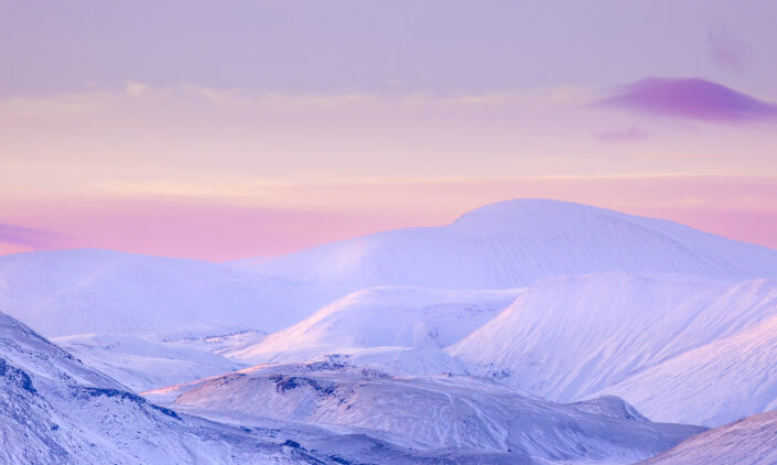 Zonsopkomst boven de besneeuwde hooglanden op IJsland op een prachtige november ochtend.