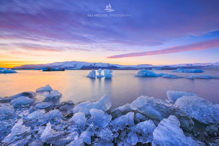 Het ijsschotsenmeer Jökulsárlón op IJsland tijdens een mooie zonsondergang met prachtige kleuren in de lucht.