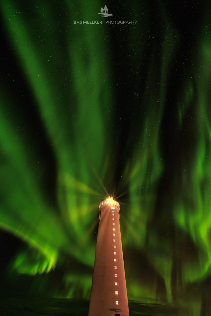 Noorderlicht in de nacht op IJsland met een schitterend lichtspel in de lucht.