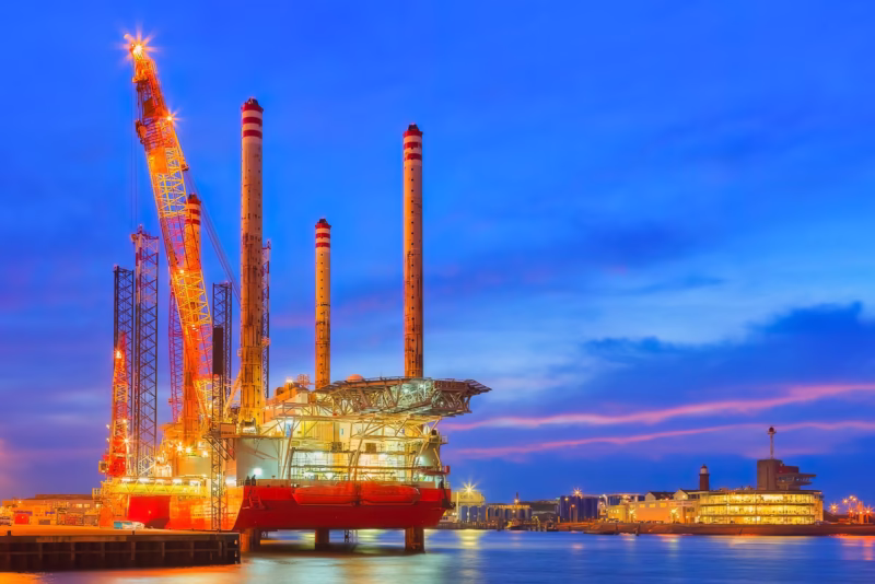 Een boorplatform in de haven van Hoek van Holland in de avond