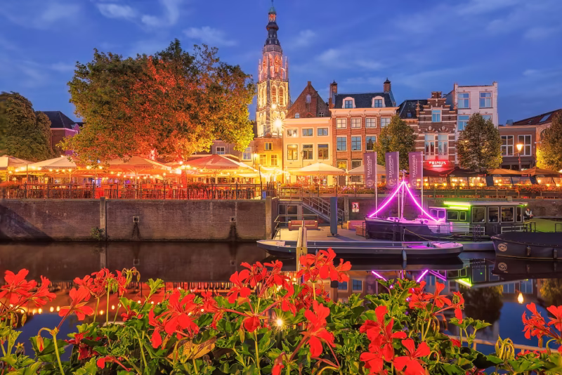 De grachten en verlichte kade van Breda in de nacht