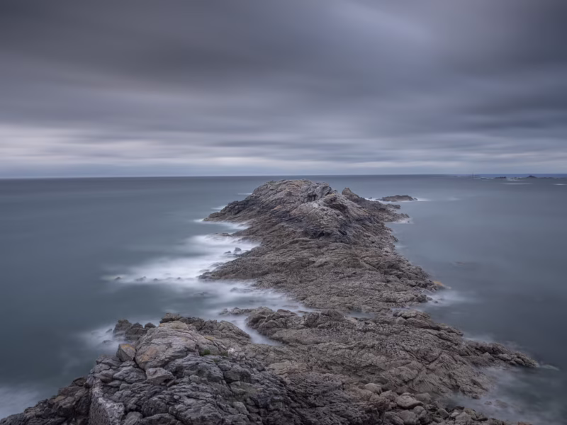Rotsen aan de kust in Bretagne, Frankrijk tijdens een storm
