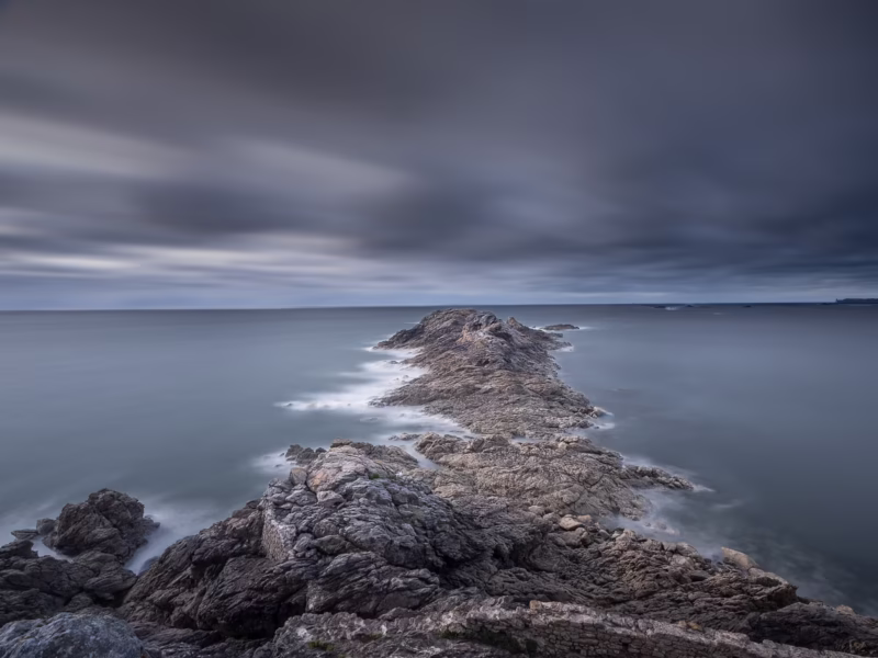 Mooi licht op de rotsen in Bretagne aan de kust in Frankrijk tijdens een storm