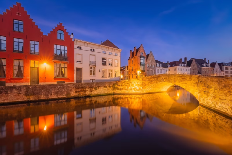 Cityscapes - Brugge met haar verlichte middeleeuwse kanalen en huizen in de nacht