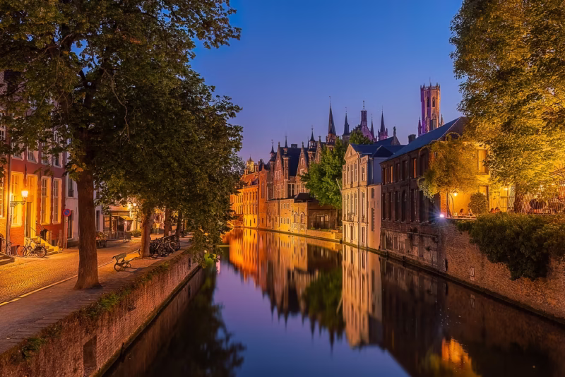 Brugge in de nacht met een mooie weerspiegeling van de huizen in de gracht