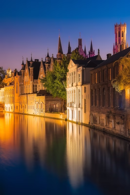 Brugge bij nacht met haar grachten en kanalen