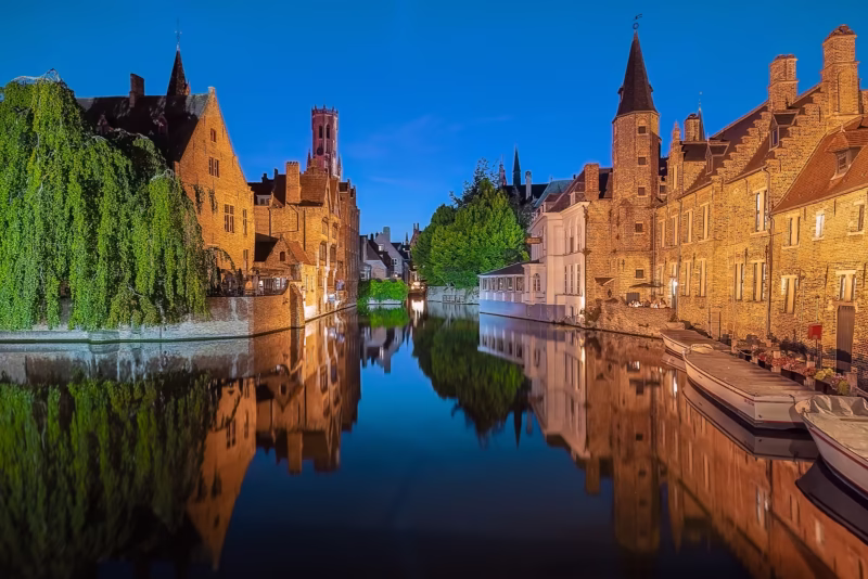 De Rozenhoedkaai in Brugge in de nacht met een mooie weerspiegeling in het water