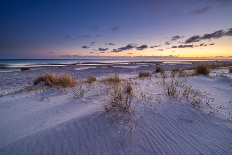 Schemering in de duinen op het strand van Burgh-Haamstede
