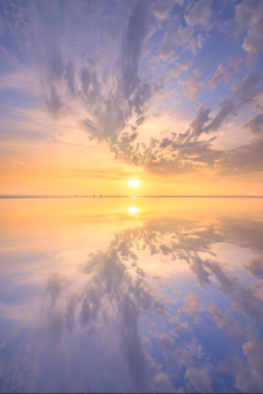 Zonsondergang op het strand van Burgh-Haamstede met mooie reflecties