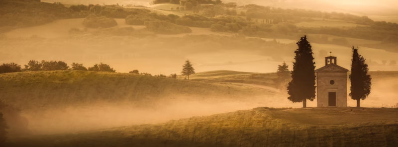 Cappella della Madonna di Vitaleta in de mist in Toscane, Italië