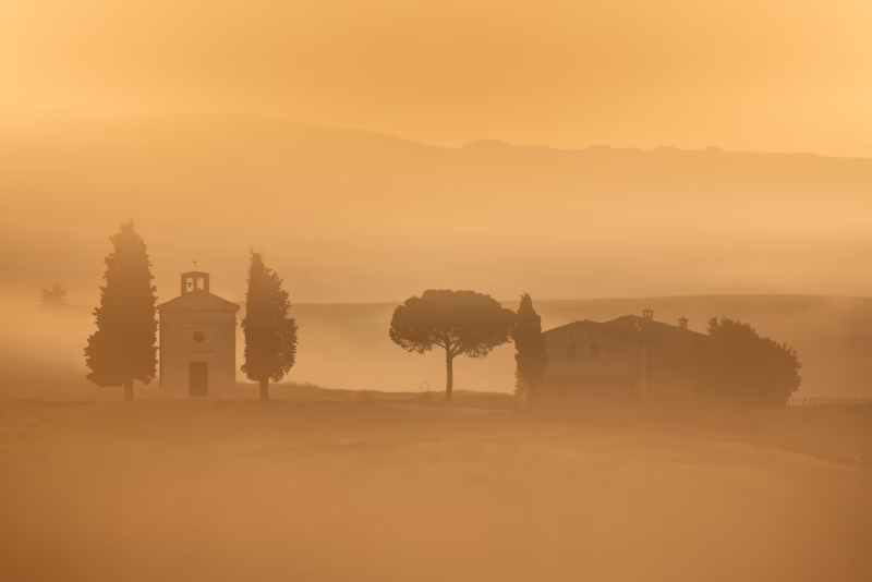 Mist over de Cappella della Madonna di Vitalità in Toscane, Italie