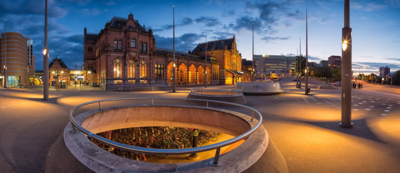 Panorama van het Stationsplein in Groningen bij het Centraal Station