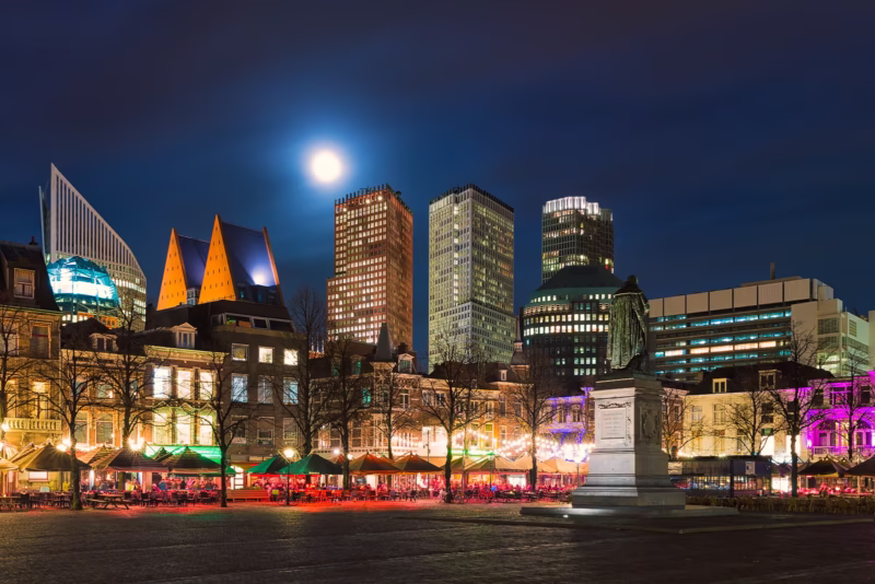 De Skyline van Den Haag in de nacht