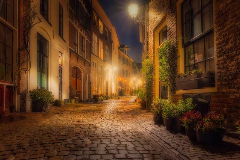 De oude straatjes van Deventer in de avond