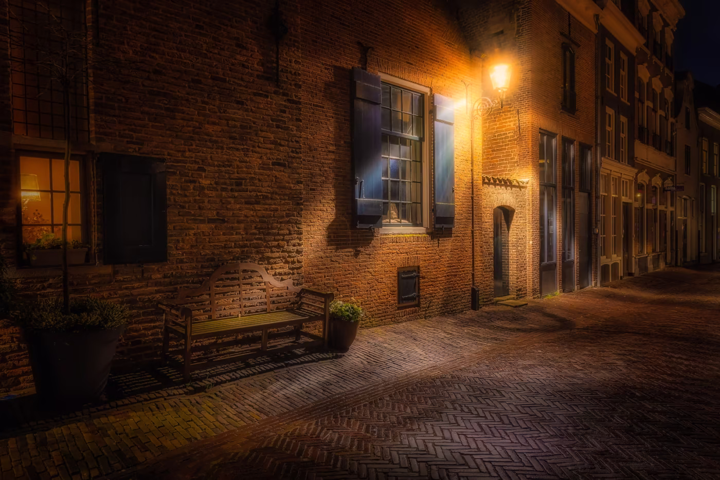 De verlichte oude straatjes van Deventer in de nacht De verlichte oude straatjes van Deventer in de nacht