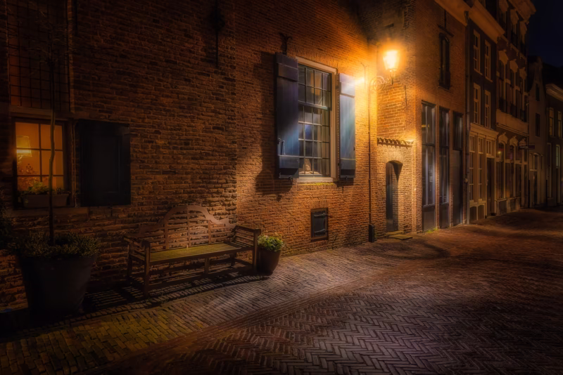 De verlichte oude straatjes van Deventer in de nacht