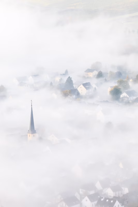 Mist over een dorp aan de moezel in Duitsland