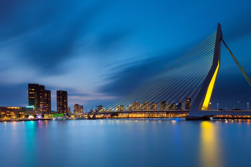 De Erasmusbrug in Rotterdam in de avond