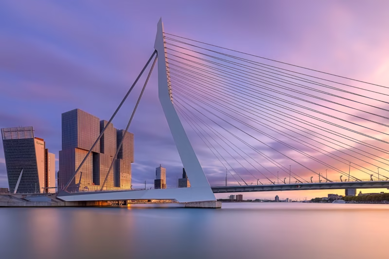 De Erasmusbrug in Rotterdam tijdens een mooie zonsondergang