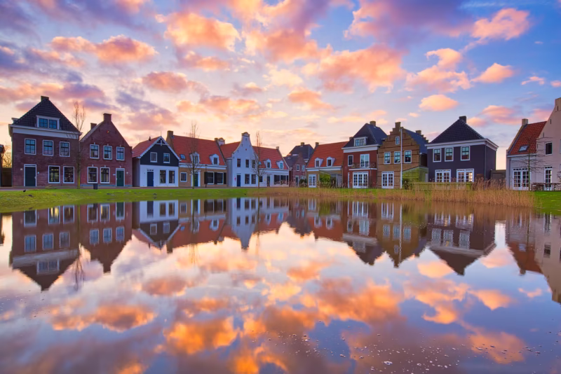 De gekleurde huisjes van Esonstad aan het Lauwersmeer