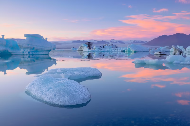Zonsondergang bij het Gletsjermeer op IJsland