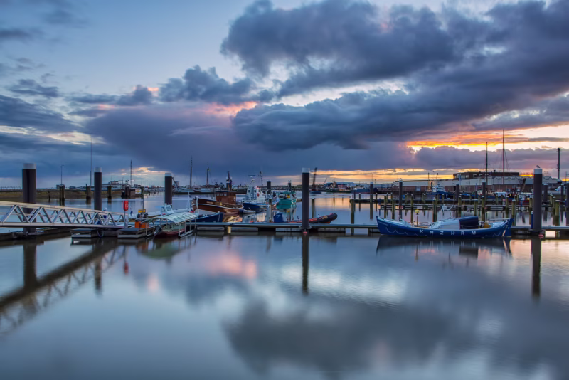 De haven van Lauwersoog aan de Waddenzee tijdens de zonsopkomst