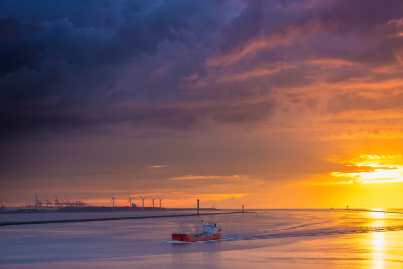 Een zeeschip vaart de haven van Hoek van Holland binnen