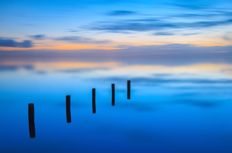 De Hoornse plas in Groningen met palen in het water