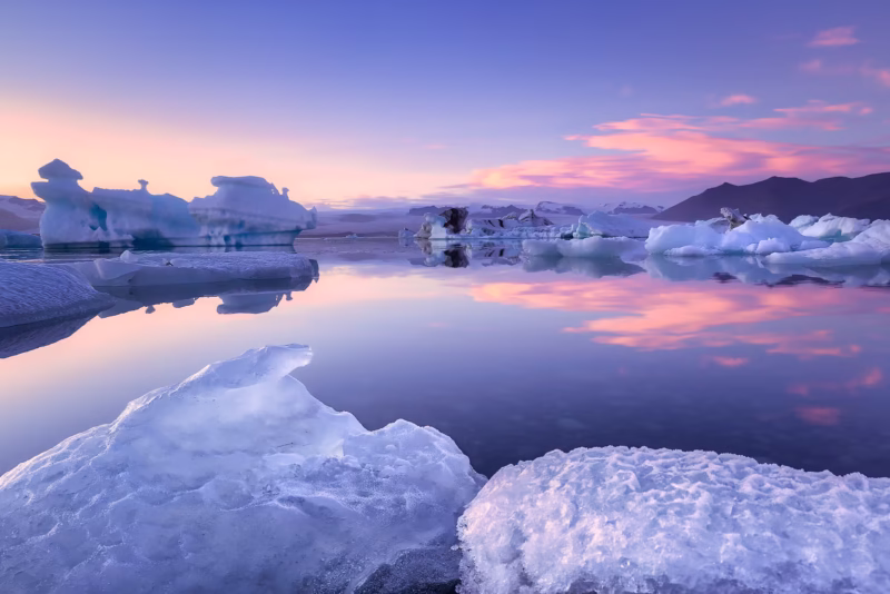 Het IJsschotsen meer Jokulsarlon op IJsland