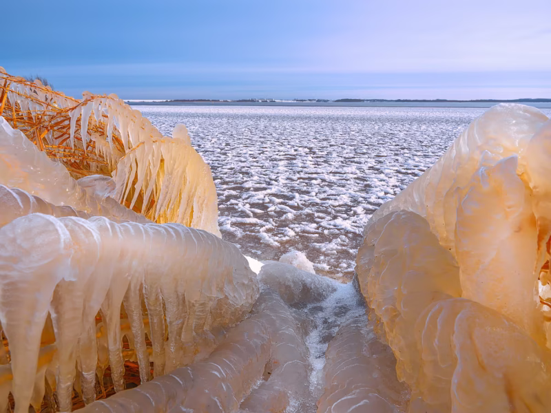 IJssculpturen gevormt door de ijzige oostenwind aan de westoever van het Lauwersmeer, Friesland, nederland