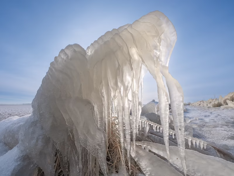 IJssculpturen gevormt door de ijzige oostenwind aan de westoever van het Lauwersmeer, Friesland, nederland