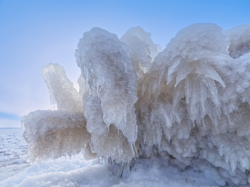 IJssculpturen gevormt door de ijzige oostenwind aan de westoever van het Lauwersmeer, Friesland, nederland