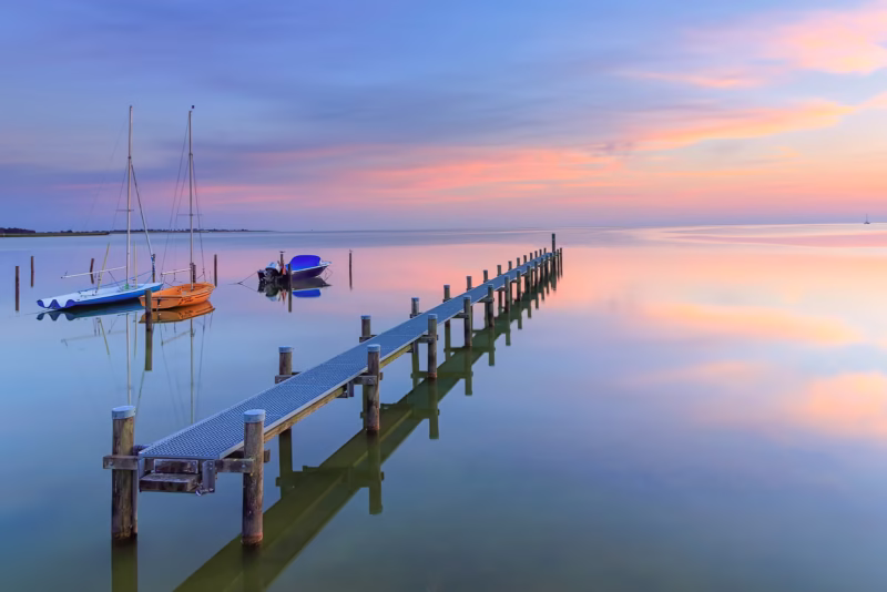 De haven van Hindeloopen tijdens een mooie zonsondergang