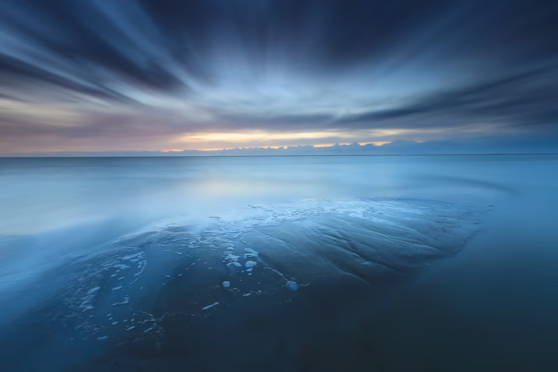 Storm wolken op het IJsselmeer tijdens de zonsondergang