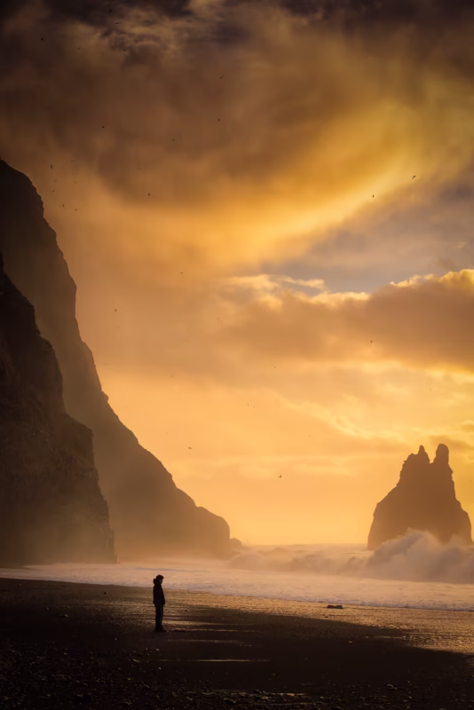 Woeste golven op Black beach bij Vik, IJsland