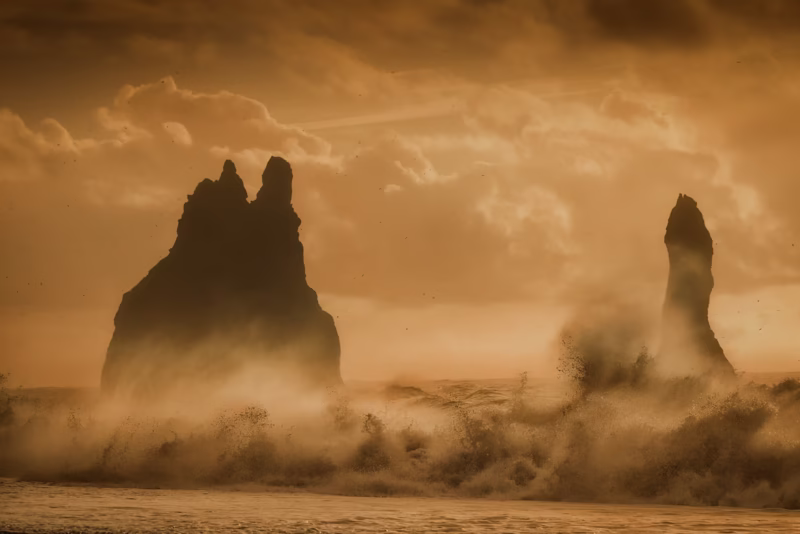 Woeste golven op het strand van Vik op IJsland