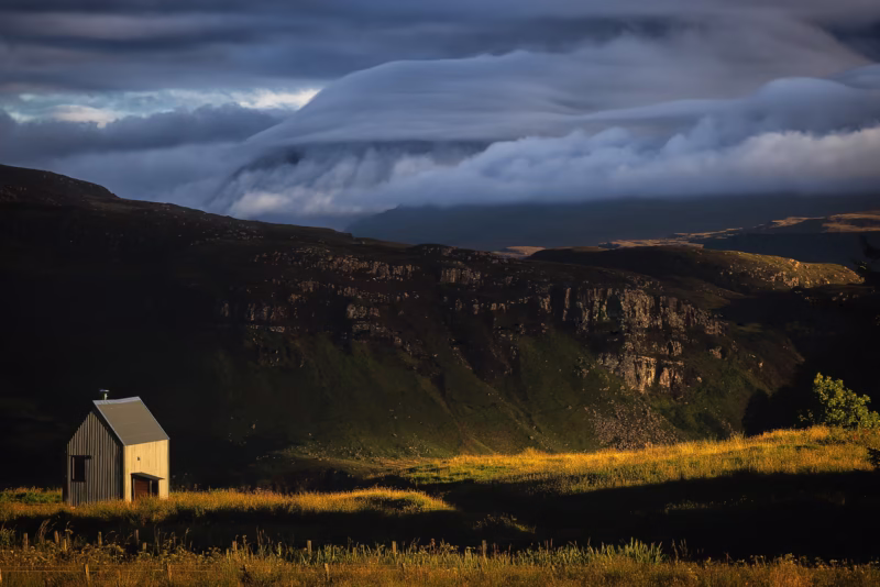 Bijzondere wolkenluchten in de bergen op het Isle of Skye, Schotland