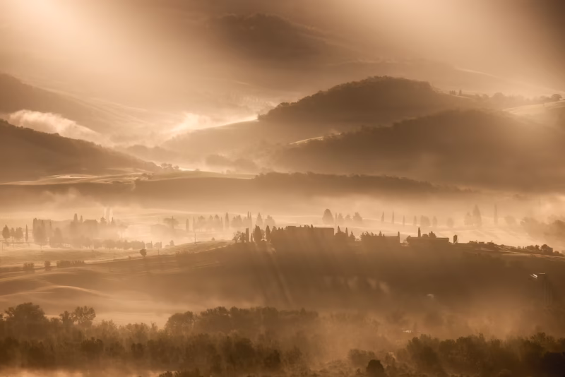 Mist over de heuvel op een mooie ochtend in Toscane
