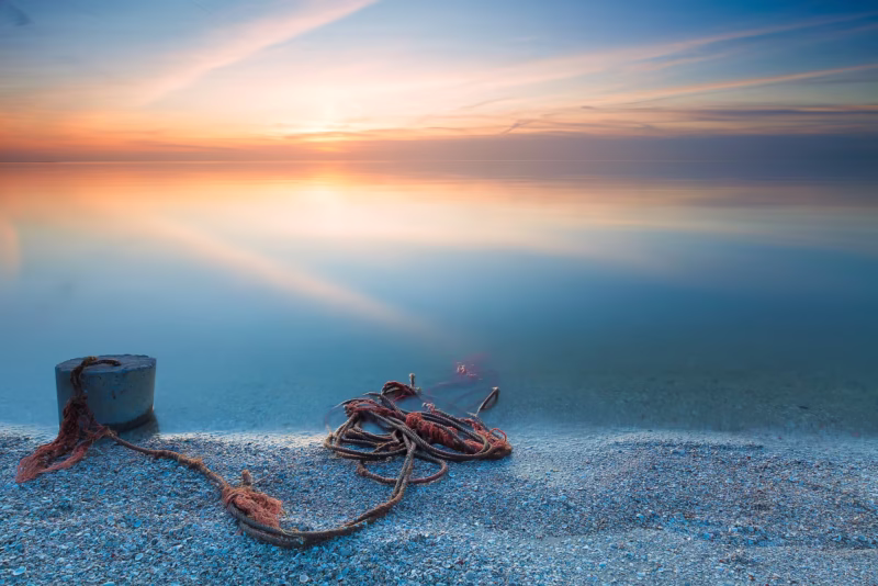 Een kalme zonsondergang bij het IJsselmeer bij Makkum