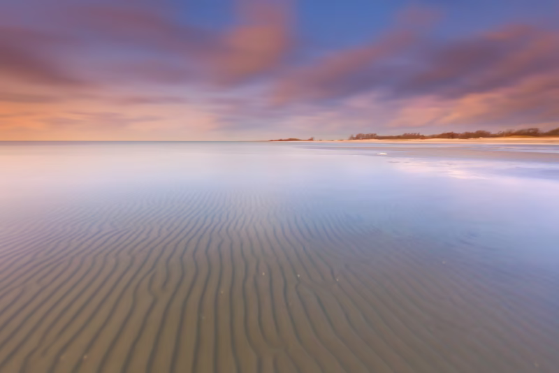 Zonsondergang op het strand van Workum bij het IJsselmeer