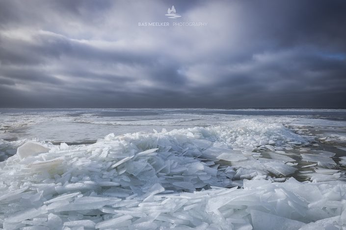 Kruiend ijs in de winter op het IJsselmeer. Als het IJsselmeer bevroren is en het gaat dooien breekt het ijs in brokken uiteen. De wind stuwd de ijsschotsen richting de kust waar hopen kruiend ijs voor mooie winterse landschappen zorgen.