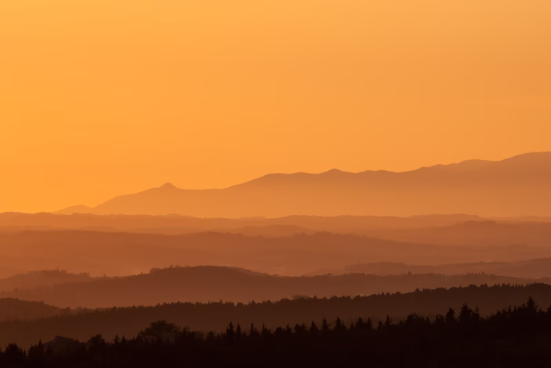 Een mooie zonsondergang boven Toscane, Italie