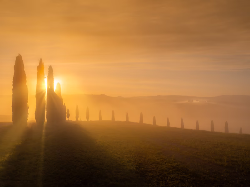 Zonsopkomst in Toscane in de mist