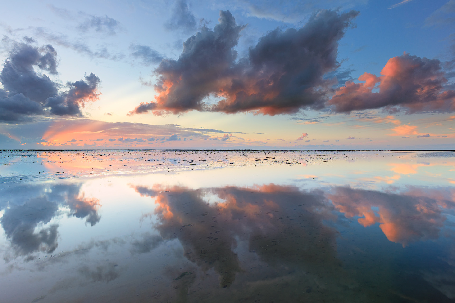 Een mooie zonsondergang boven de Waddenzee met reflecties op het water