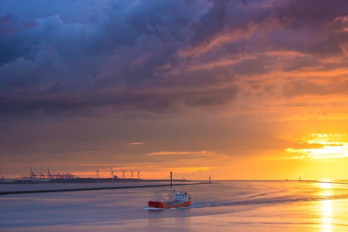 Zonsondergang boven de haven van Hoek van Holland, The Netherlands
