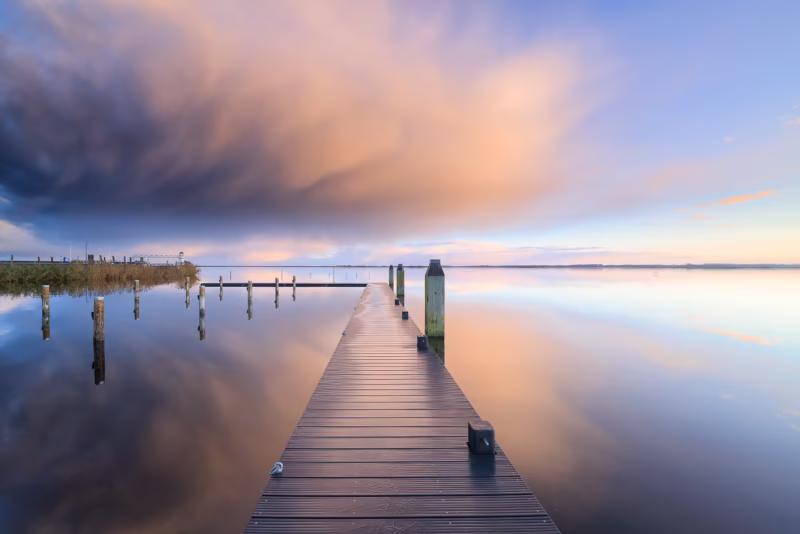 Een mooie wolkenlucht reflecteert in het water van het Lauwersmeer